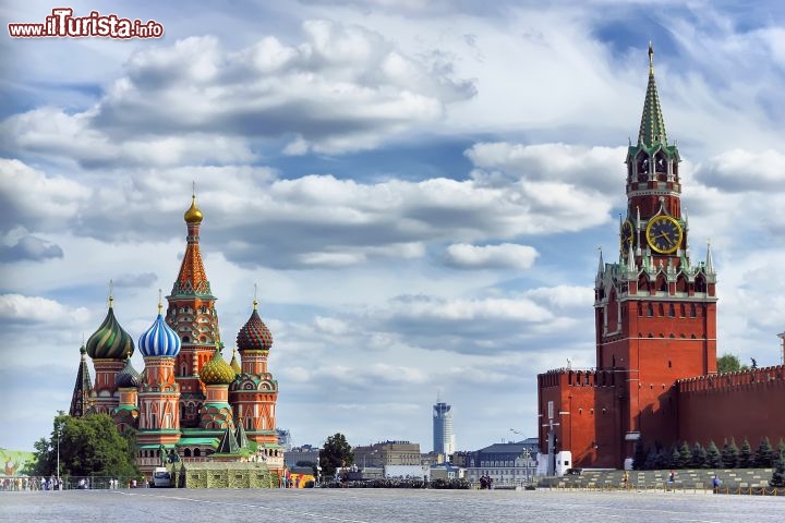 Immagine Piazza rossa di Mosca, la Cattedrale di San Basilio e la Spasskaya Tower (Cremlino) - © Вьюнов Сергей - Fotolia.com