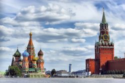 Piazza rossa di Mosca, la Cattedrale di San Basilio e la Spasskaya Tower (Cremlino) - © Вьюнов Сергей - Fotolia.com ...