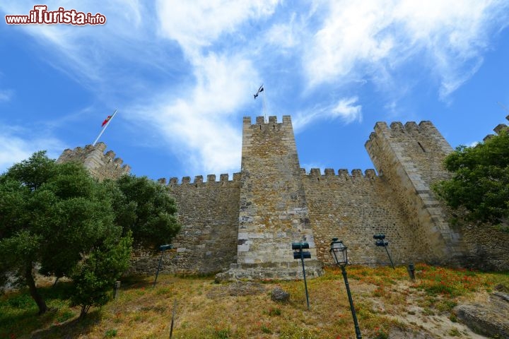 Immagine Le mura castello Castello di São Jorge a Lisbona - © jiawangkun - Fotolia.com