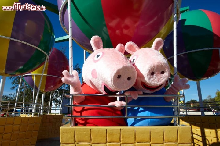 Il saluto dei pupazzi giganti di Peppa Pig World il parco a tema in Inghilterra - Cortesia foto peppapigworld.co.uk