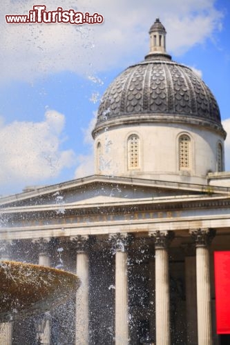 Immagine L'ingresso e la cupola della National Gallery a Trafalgar Square, London  - © www.visitlondon.com/it