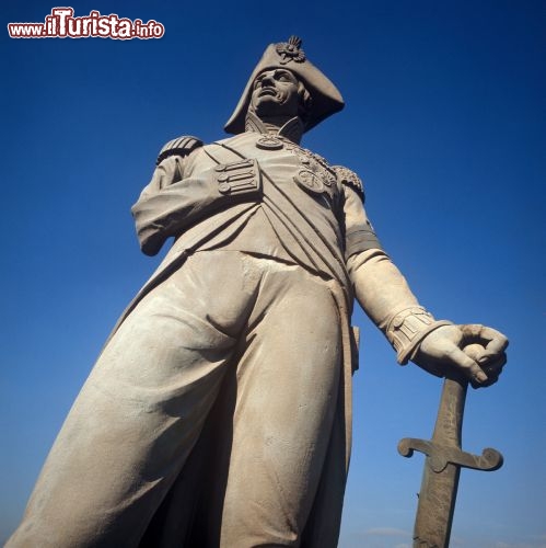 Immagine La statua di Orazio Nelson che dalla cima della colonna domina la Trafalgar Square di Londra - © www.visitlondon.com/it