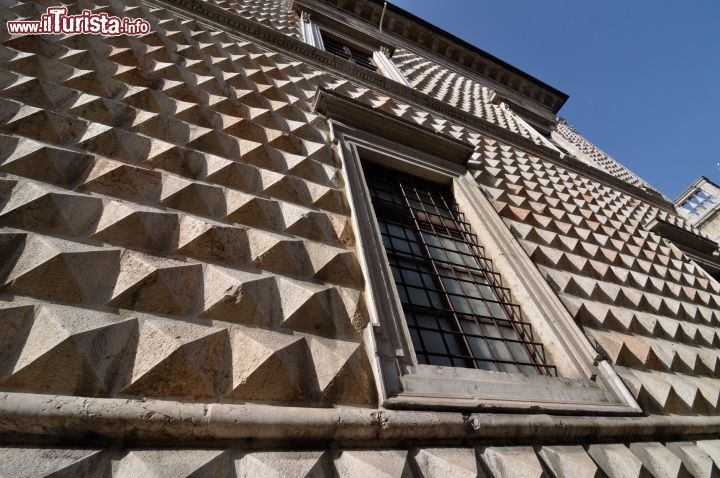 Immagine Dettaglio della facciata di Palazzo dei Diamanti di Ferrara, resa celebre dall'elegante bugnato costituito da blocchi di marmo tagliati a regola d'arte