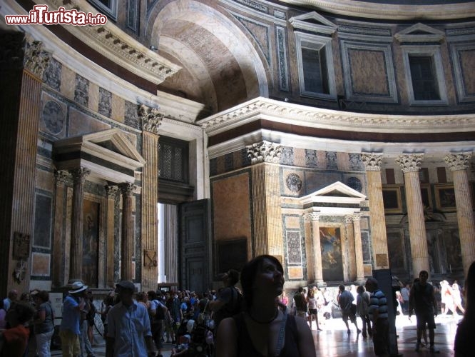 Immagine Dentro al Pantheon di Roma: l'ingresso è gratuito ed è una buona occasione per vedere i seplocri di coloro che hanno fatto l'Unità d'Italia