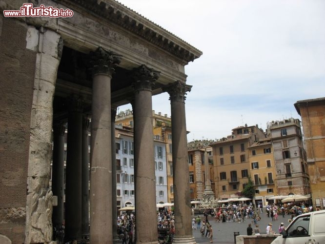 Immagine Roma Piazza della Rotonda: sulla sinistra il Pronao, cioè le colonne che precedono l'entrata al Pantheon dove sono sepolti i re d'italia.
