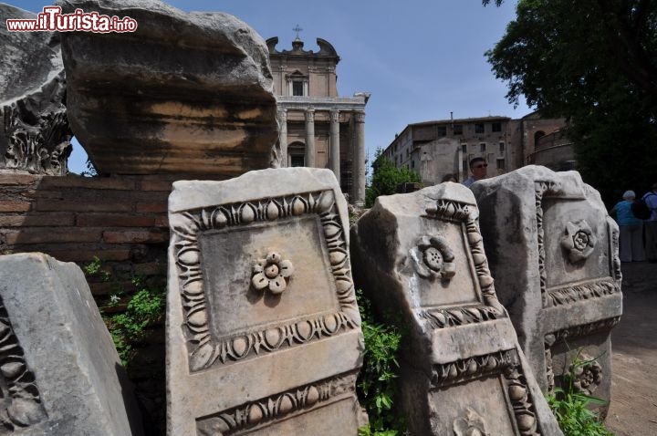 Immagine Tour del Foro Romano a Roma, centinaia di frammenti archeologici sparsi lungo il percorso