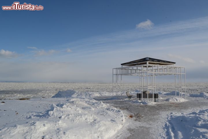 Immagine Molo, La Malbaie: il gazebo all'estremità del molo di La Malbaie, in Québec, circondato dalle acque completamente ghiacciate del fiume Saint-Laurent (San Lorenzo) nei mesi invernali.