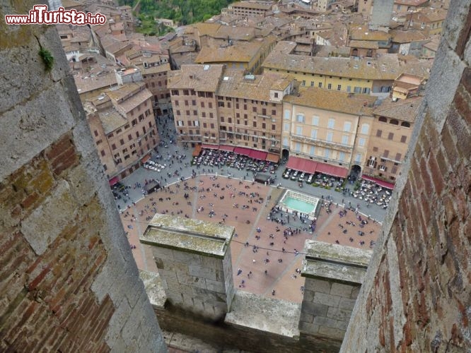 Immagine Piazza del Campo veduta panoramica Torre del Mangia, in alto a sinistra la ripida via Costarella dei Barbieri che si trova sul luogo dell'antica Porta Salaria