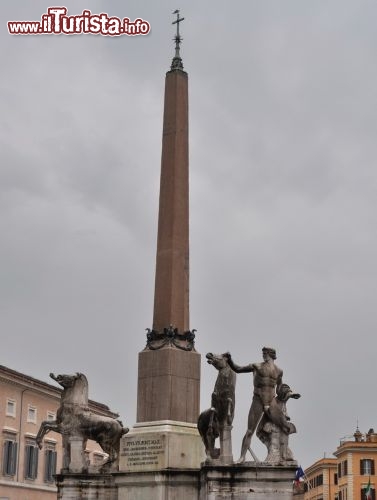 Immagine Obelisco della Fontana dei Dioscuri - Originariamente l'obelisco era una delle due steli egizie che abbelliva il Mausoleo d'Augusto. Il suo "compagno" si trova ora sul colle Esquilino. Una coppia di cavalli e due eroi abbelliscono la fontana sottostante: si tratta di Castore e Polluce, i due Dioscuri