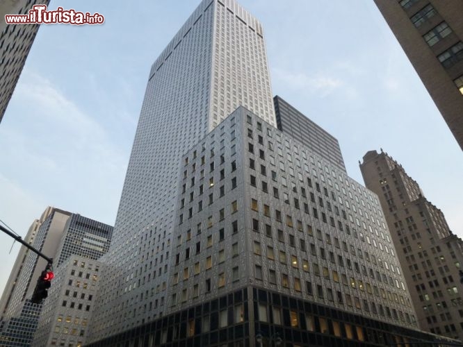 Immagine Grattacielo Daily News Building, New York City - Alto poco meno di 150 metri, ed uno dei simboli della Grande Mela, è uno dei grattaciali storici della città, costruito alla fine degli anni '20, una delle prime realizzazzioni con la cima piatta