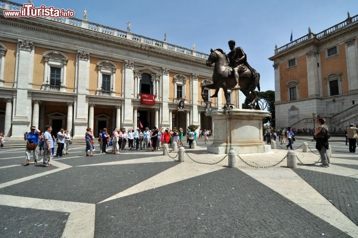 Immagine Piazza del Campidoglio: al centro svetta il monumento equestre di Marco Aurelio. Il Campidoglio è oggi sede del Comune di Roma