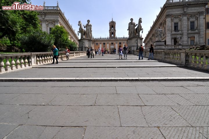 Immagine L'imponente scalinata d'accesso del Campidoglio a Roma, che sale da via Teatro di Marcello