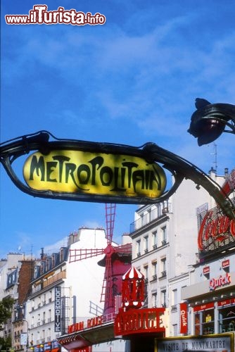 Immagine Uscita Metropolitana Blanche vicino al Moulin Rouge,  Parigi -  La linea 2  presenta una uscita dal nome particolare: la stazione "Bianca", apera nel lontano 1902, deve il nome alla omonima piccola Place Blanche  chiamata così per il gesso che veniva perso dai vagoni minerari del 17° secolo che servivano le cave di Montmartre - © Amélie Dupont / Paris Tourist Office