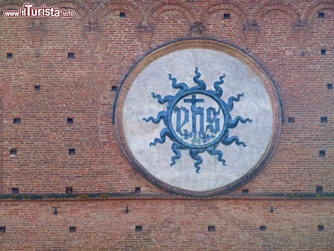 Immagine Monogramma di Cristo (anche detto Monogramma Bernardiano) sualla facciata del Palazzo Pubblico a Siena. Realizzato da da Battista di Niccolò e Turino di Sano nel 1425.