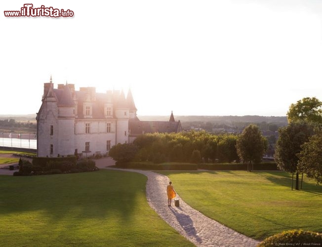 Le Chateau Royal d'Amboise - Residenza reale di Carlo VIII e di Francesco I il castello si erge maestoso davanti alla Loira. Il parco grandioso gli assicura uno scrigno spettacolare, da qualunque prospettiva ci si avvicini. Nella luce dorata del tramonto, giocando con l’ombra imponente delle torri e dei tetti aguzzi Maia Flore, valigia alla mano, si invita al castello e invita a sua volta tutti i visitatori curiosi di vivere insieme a lei lo stesso privilegio. - © Maia Flore / Atoutfrance