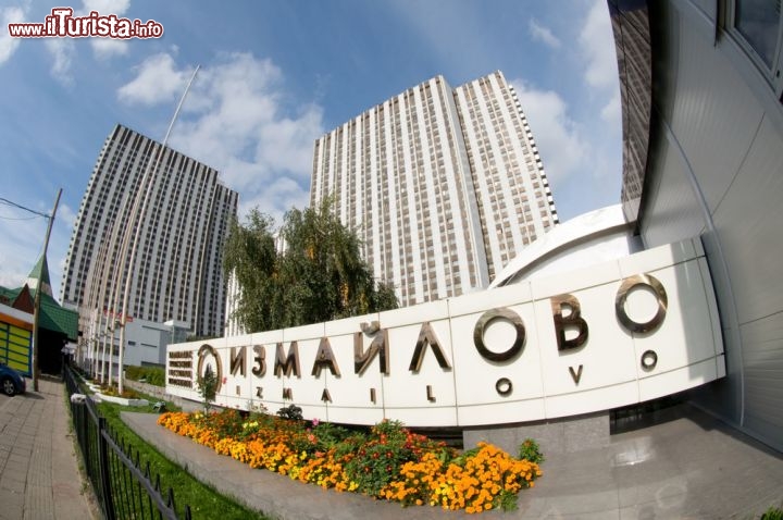 Sapevate che il più grande hotel del mondo si trova in Russia? - Si tratta dell'Izmailovo Hotel che rimane nella periferia orientale del centro di Mosca. conta oltre 7.500 stanze , distribuite su 4 edifici ciascuno da ben 30 piani. Contrariamente alle aspettative per una tale, gigantesca struttura, si tratta però di un "modesto" hotel a 3 stelle - © Andrey 69 / Shutterstock.com