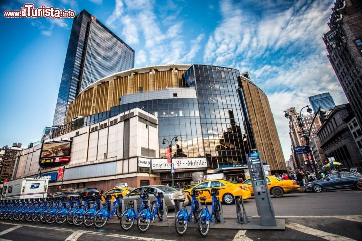 Immagine Esterno del Madison Square Garden di New York City in primo piano le biciclete a noleggio di Citi Bike - © littleny / Shutterstock.com
