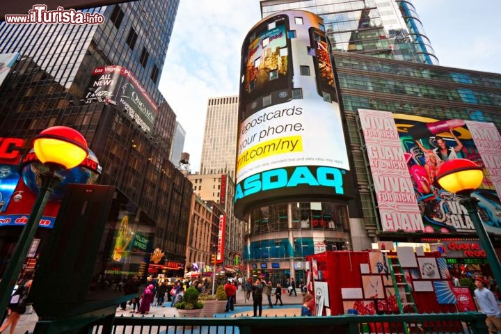 Immagine L'edificio NASDAQ a Times Square con il suo immenso display - © Luciano Mortula / Shutterstock.com