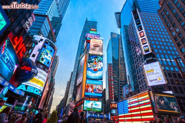 Immagine L'incrocio più famoso di New York City, Times Square al tramonto - © Luciano Mortula / Shutterstock.com