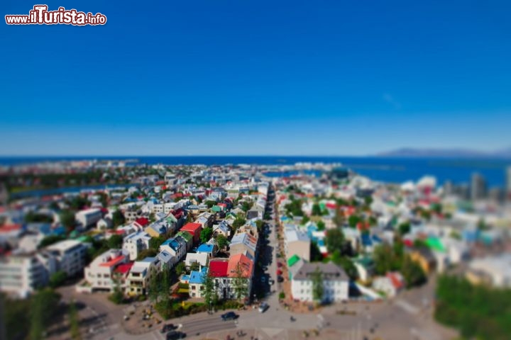 Le casette colorate di Reykjavik in Tilt-Shift. la capitale dell'Islanda è ancora più affascinante se è fotografata con l'effetto miniatura - © Tsuguliev / Shutterstock.com