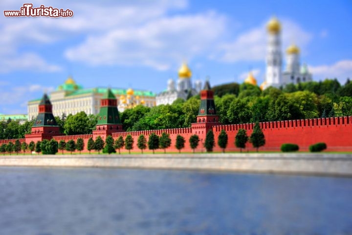 Una foto del Cremlino a Mosca, effettuata  con Tilt-Shift. La tecnica produce una sfuocatura ai bordi che fa sembrare i monumenti e le architetture come delle miniature - © Besedin Igor / Shutterstock.com