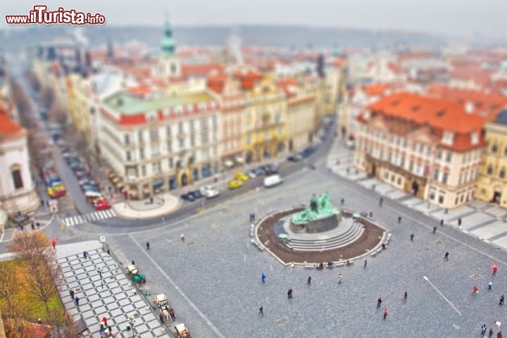 Una foto di Praga in "Tilt-Shift" ovvero l'effetto miniatura creato da un obiettivo decentrebile e basculante - © K13 ART / Shutterstock.com