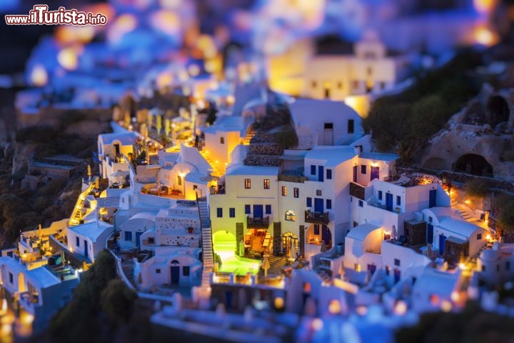 Oia fotografata con obiettivo Tilt-Shift, che crea l'effetto miniatura della cittadina dell'isola di Santorini (Cicladi)  - © Anastasios71 / Shutterstock.com