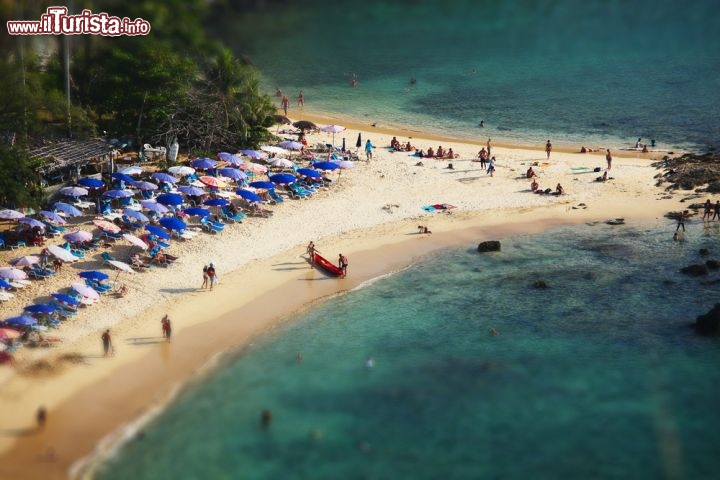 Spiaggia fotografata con tecnica Tilt-Shift in Thailandia. Lo scenario che si crea è surreale, con ombrelloni e bagnanti che sembrano finti - © Dudarev Mikhail / Shutterstock.com