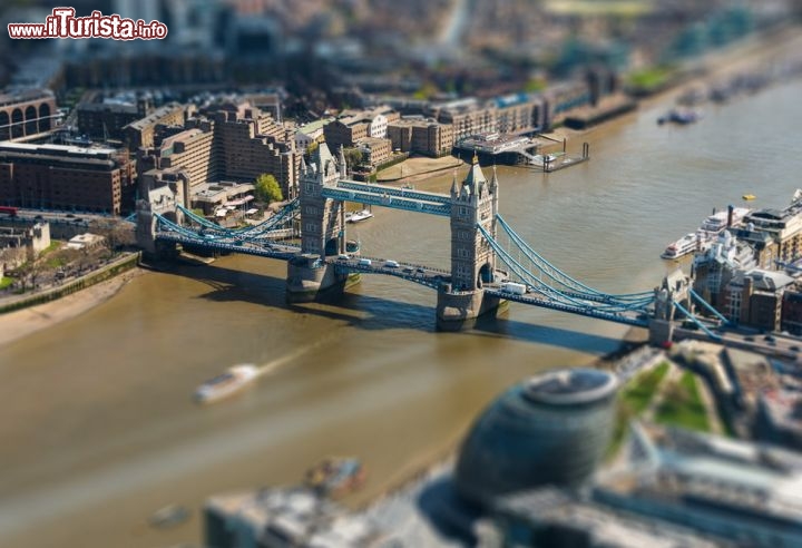 Fotografia di Londra con tecnica Tilt-Shift, la Big Smoke il Tower Bridge come in una miniatura - © Dutourdumonde Photography / Shutterstock.com