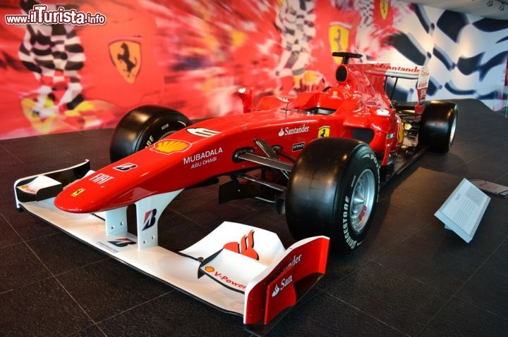 Immagine Ferrari F10, Abu Dhabi: l'esposizione degli esemplari di monoposto di Formula Uno richiama sempre l'attenzione di molti appassionati o semplici curiosi. All'interno del Ferrari World è possibile ammirare diverse vetture ufficiali che hanno corso i Gran Premi.
