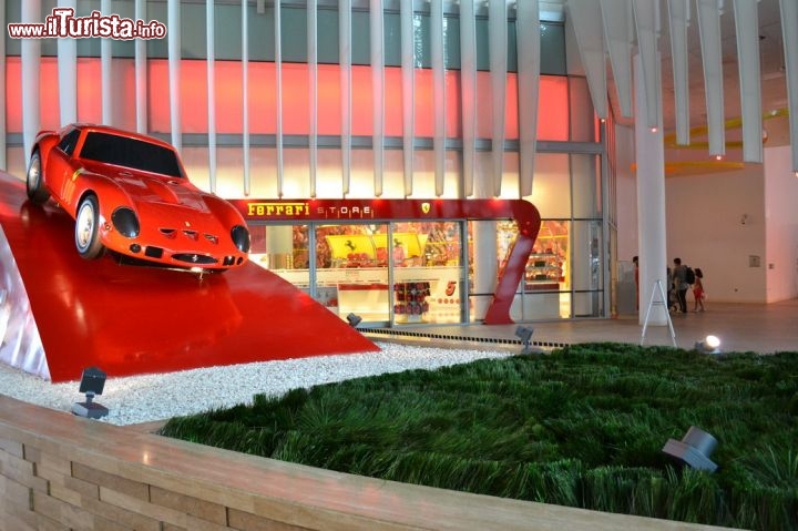 Immagine Ferrari Store, Abu Dhabi: non poteva ovviamente mancare all'interno del Ferrari World anche lo "store" ufficiale, il negozio dove sono in vendita souvenir e prodotti griffati Ferrari.