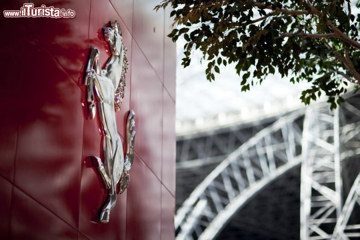 Immagine Il Cavallino, Ferrari World, Abu Dhabi: simbolo riconosciuto di classe, eleganza e potenza, il Cavallino Rampante della Ferrari fa bella mostra di sé sulla struttura del parco divertimenti - Foto © TCA Abu Dhabi