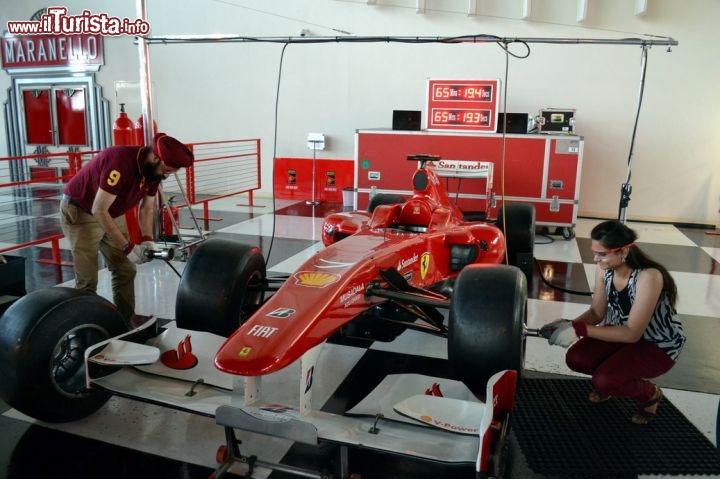 Immagine Tyre change, Ferrari World: all'interno del Ferrari World è possibile cimentarsi nella sfida del pit-stop con il cambio gomme, dotati di avvitatore e pneumatico da sostituire, sotto la supervisione degli addetti.