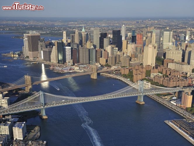 Immagine New York dall'alto: bene visibili  i ponti di Brooklyn e Manhattan  - © T photography / Shutterstock.com