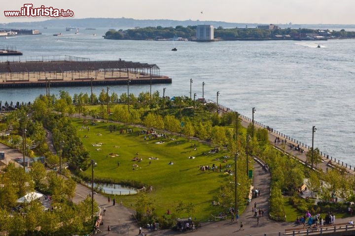 Immagine Il Brooklyn Bridge Park e sullo sfondo la Governor's Island a New York City - © Elliotte Rusty Harold / Shutterstock.com