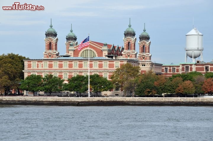 Immagine Ellis Island fotografata dal traghetto gratutito per i pendolari che da Manhattan conduce a Staten Island (New York City)  - © ChameleonsEye / Shutterstock.com