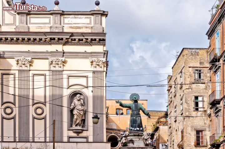 Immagine Particolare nei dintorni di Spaccanapoli, ecco la statua di San Gaetano - © Eddy Galeotti / Shutterstock.com