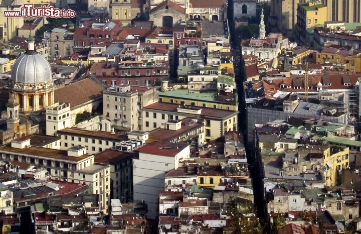 Immagine Spaccanapoli dall'alto: di troviamo nei pressi di Piazza del Gesu Nuovo e zone più occidentali del percorso - © tommaso lizzul / Shutterstock.com