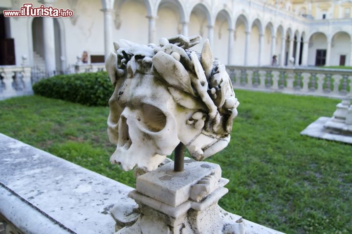 Immagine Teschio nel cimitero del Chiostro Grande della Certosa di San Martino a Napoli - © drli / Shutterstock.com