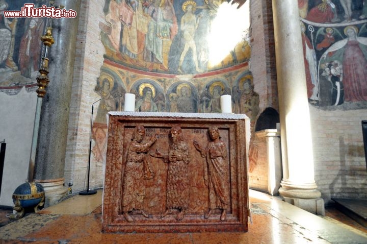 Immagine Altare con basso rilievo all'interno del Battistero di Parma