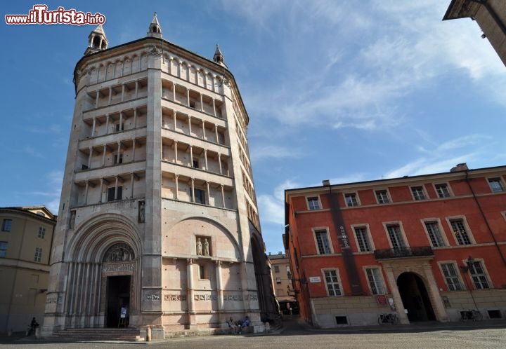 Immagine Esterno del Battistero di Parma, come si può ammirare dalla Piazza Duomo