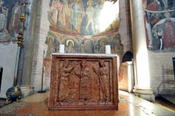 Altare con basso rilievo all'interno del Battistero di Parma