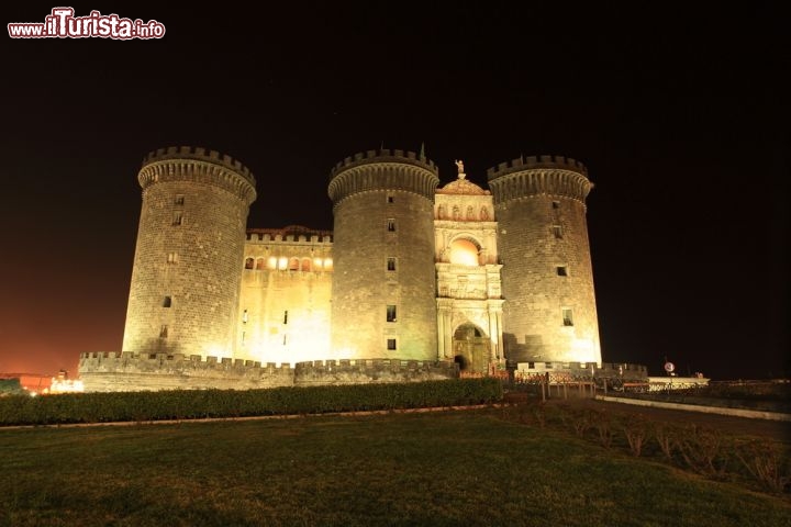 Immagine Fotografia notturna del Castel Nuovo a Napoli - © mary416 / Shutterstock.com