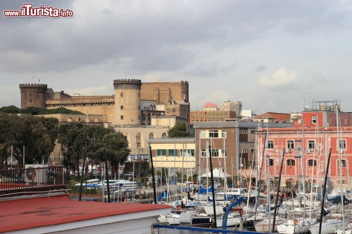 Immagine Marina di Napoli con sullo sfondo il Castel Nuovo - © marcovarro / Shutterstock.com