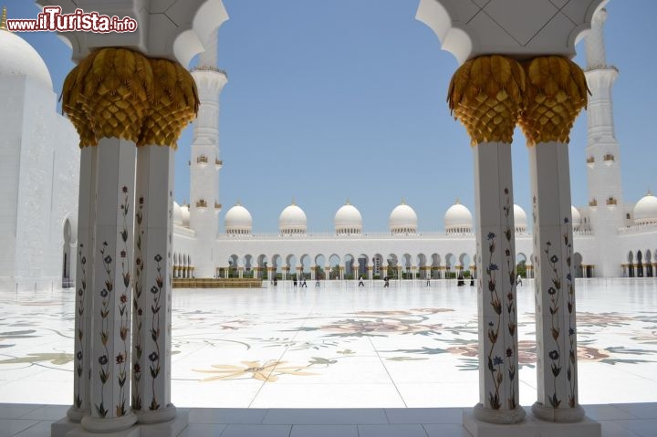 Immagine Abu Dhabi, la moschea: l'architettura ed il design della Grande Moschea Sheikh Zayed della capitale degli Emirati Arabi Uniti sono frutto del lavoro di ingegneri, architetti ed operai provenienti da tutto il mondo.