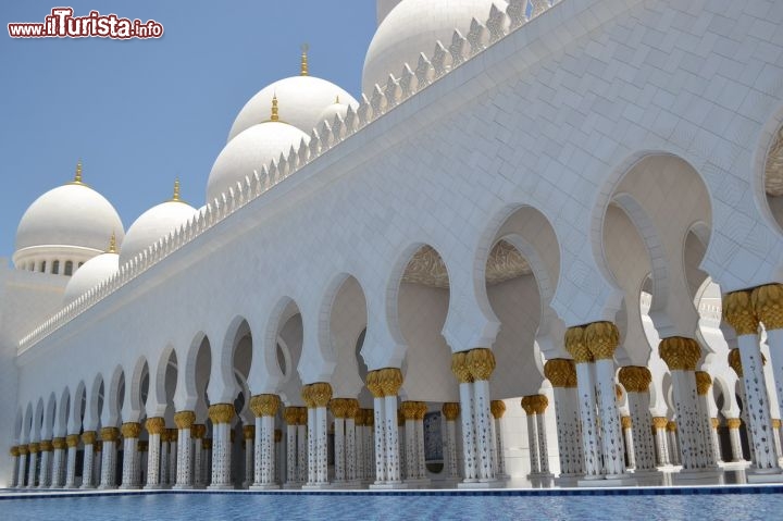 Immagine La Moschea Sheikh Zayed bin Sultan Al Nahyan di Abu Dhabi è circondata da vasche d'acqua che contribuiscono ad esaltare la bellezza della sua architettura e che occupano una superficie complessiva di 8000 metri quadrati.