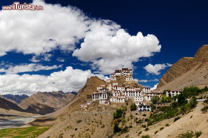 Il monastero buddista di Ki, in India - Molti, quando pensano ai monasteri, pensano all’India e in particolare al Tibet. Effettivamente nell’India tibetana, nel cuore dell’Himalaya, diversi monasteri punteggiano il paesaggio sconfinato: sono piccolissimi se confrontati alla natura di questi luoghi, con distanze illimitate e altitudini vertiginose, eppure imponenti quando ci si trova di fronte ad essi, così intrisi di pace e spiritualità. Uno di questi è il monastero di Ki Gompa, nella scenografica Valle dello Spiti, che come una lunga biscia argentea scorre ai piedi del monastero dopo aver attraversato ampi altipiani e tortuosi canyon. Dall’alto dei suoi 4 mila metri, il complesso di Ki Gompa guarda un paesaggio magnifico ed pronto ad accogliere chiunque voglia immergersi in una pace celestiale. Ad aspettarvi ci sono un centinaio di monaci di scuola Gelupa, e oltre a meditare, pregare e ammirare lo scenario potrete vedere delle bellissime tanke (i tipici dipinti devozionali buddsiti) e imparare molto sulla storia della regione: per secoli questo monastero ha rappresentato un importante centro culturale della zona, e tutt’ora è un autorevole testimone di un millennio di eventi.
Proprio così, perché il monastero di Ki venne fondato circa mille anni fa da Ringchen Zangpo. Data la posizione strategica sulla valle di Spiti, ben arroccato sulla montagna e quindi al sicuro, è stato a lungo conteso tra i regni di Gughe e Ladakh, e nell’800 ha affrontato un attacco dei Sikh e un’invasione Dogra.
Dopo tante avventure lo troverete comunque splendido e pacifico come un vecchio saggio, e sarà impossibile non farsi contagiare dalla serenità della valle.
Come arrivare? Dopo essere volati a Delhi potete raggiungere Manali in circa 15 ore, magari con i bus notturni prenotabili in loco; quindi si prosegue per Kala – capitale della Spiti Valley - con un bus o prenotando un posto su una jeep (decisamente più confortevole). Una volta nella valle ci si può muovere sempre con i bus o le jeep oppure, per i veri avventurieri, facendo l’autostop - © neelsky / Shutterstock.com