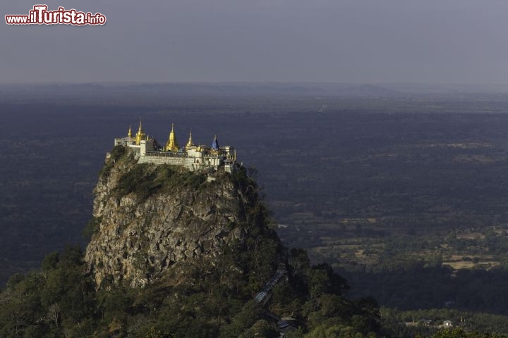 Monastero di Popa Taungkalat in Birmania - Il monastero di Popa Taungkalat, in Birmania, ha dell’incredibile: sembra uscito dalla penna di uno scrittore fantasy – probabilmente Tolkien – o dal pennello di un pittore visionario, tanto è surreale la sua postazione in mezzo al cielo. Il monte Popa, che a dire il vero è un vulcano estinto, veglia imponente sul luogo sacro: ai suoi piedi c’è un’altra collina che fa da piedistallo al monastero, la cui cima arrotondata è occupata dagli edifici bianchi coi tetti dorati; tutt’intorno un panorama sconfinato, che provoca le vertigini persino a guardarlo in fotografia. Non a caso c’è chi ha soprannominato il monte Popa “l’Olimpo della Birmania”, ed effettivamente sembra un luogo degno di ospitare qualche divinità, o perlomeno fa percepire all’anima qualcosa di ultraterreno. Mentre il vulcano tocca una quota di 1518 metri, il monastero di Taungkalat deve “accontentarsi” dei suoi 737 metri, che sono più che sufficienti a impressionare i visitatori e che giustificano la presenza di ben 777 gradini… da percorrere tutti, uno per uno, se si vuole conquistare il tempio.
Sono molti i turisti e i fedeli che ogni anno visitano il complesso, soprattutto durante le feste della luna piena di Nayon (maggio-giugno) e della luna piena di Nadaw (novembre-dicembre), oppure in occasione del festival Thingyan, che si svolge a metà del mese di aprile. Il Thingyan è il capodanno buddista, e dagli occidentali è spesso chiamato “festa dell’acqua” perché viene celebrato a suon di gavettoni, secchiate e colpi di pistole ad acqua: bagnarsi a vicenda significa lavare via le cattive azioni dell’anno appena trascorso e prepararsi con cuore pure all’anno nuovo.
La tradizione buddista vuole che il monastero Taungkalat ospiti 37 spiriti sacri detti Mahagiri, e chi si appresta a fargli visita deve ricordarsi di non avere comportamenti offensivi nei loro confronti: si raccomanda di non vestirsi di rosso, di verde o di nero, e di non portare in offerta carne di maiale. Attenzione anche alle scimmie, che lungo la scalinata e in cima alla collina sono pronte a fare i dispetti e assaggiare i panini dei turisti. Per il resto, basta prepararsi a una scarpinata non indifferente e a un panorama che la vale tutta.
Come arrivare? Il tempio Popa Taungkalat si trova nella regione centrale del Myanmar, a una cinquantina di chilometri da Bagan, dove ci si può unire a un tour organizzato o noleggiare un’auto. Per i turisti occidentali il punto d’accesso più comodo alla Birmania è l’aeroporto internazionale di Yangon, con voli diretti da/per Bangkok, Kuala Lumpur, Singapore e Taipei; da qui si può proseguire in autobus fino a Bagan - © ANUJAK JAIMOOK / Shutterstock.com