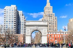 Edifici attorno al Washington Square Park, New York City: siamo in una delle zone più belle di New York, il Greenwich Village, a pochi passi dalla New York University. Il parco è ...