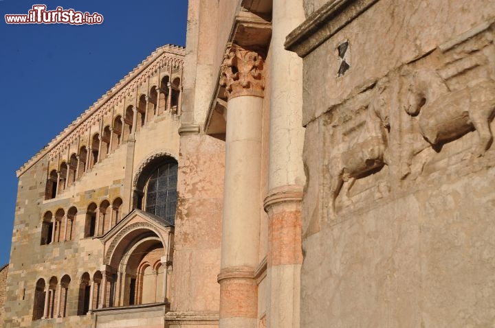 Immagine Particolare del Battistero Parma e delle tre livelli di logge nella facciata a capanna del Duomo - 